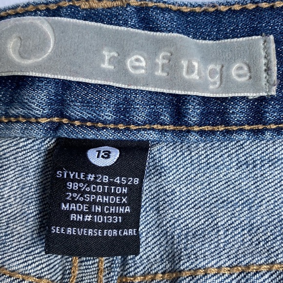 Refuge Distressed Denim Jean Short - Picture 6 of 6
